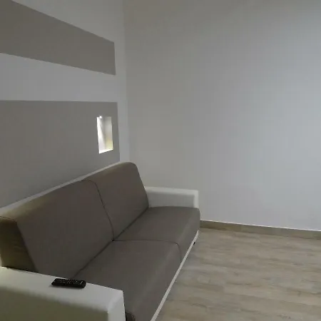 5 Terre Station Apartment *